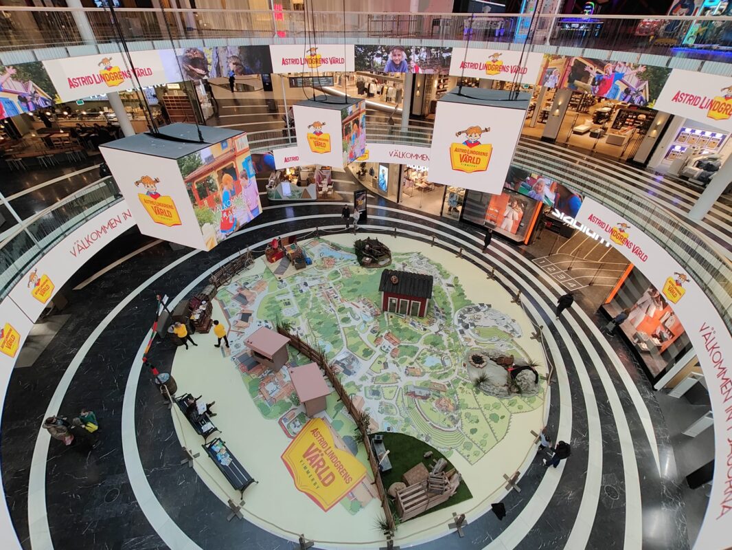 Astrid Lindgren's World - Digital Out-of-Home (DOOH) advertising and exhibition technology at Mall of Scandinavia for Astrid Lindgren's World. A custom-designed solution featuring an interactive floor installation and suspended screens. 